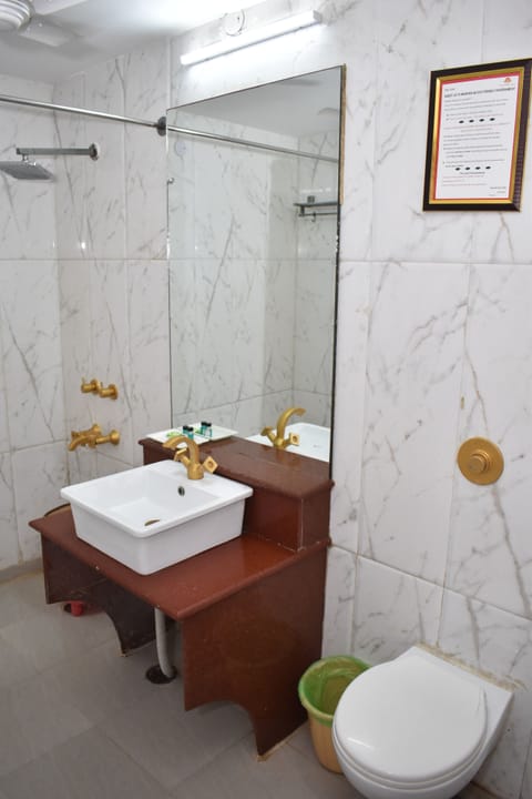 Premium Room | Bathroom | Shower, designer toiletries, bathrobes, slippers