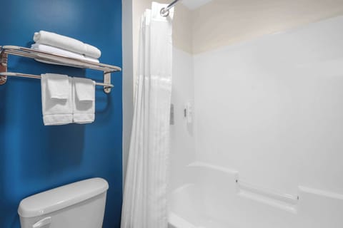 Combined shower/tub, deep soaking tub, free toiletries, hair dryer