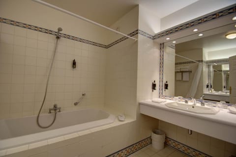 Combined shower/tub, hair dryer, towels