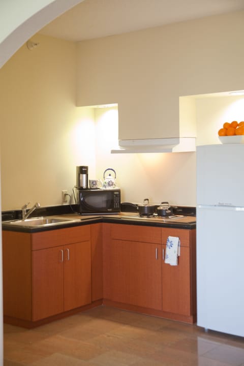 Suite, Non Smoking | Private kitchen | Microwave, coffee/tea maker