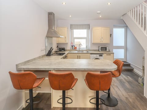 Cottage | Private kitchen | Fridge, dishwasher, electric kettle, toaster