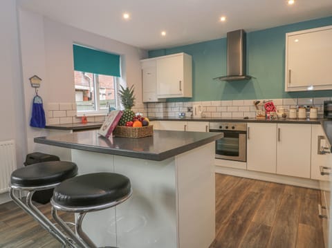 Cottage | Private kitchen | Fridge, electric kettle, toaster, cookware/dishes/utensils