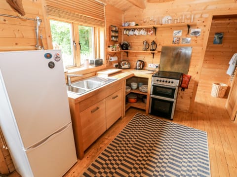Cottage | Private kitchen | Fridge, electric kettle, toaster, cookware/dishes/utensils