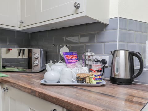 Cottage | Private kitchen | Fridge, cookware/dishes/utensils