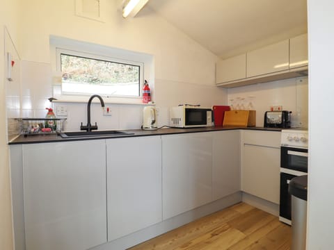 Cottage | Private kitchen | Fridge, cookware/dishes/utensils