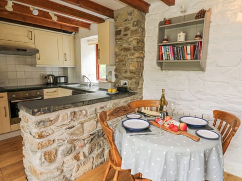 Cottage | Private kitchen | Dishwasher, cookware/dishes/utensils