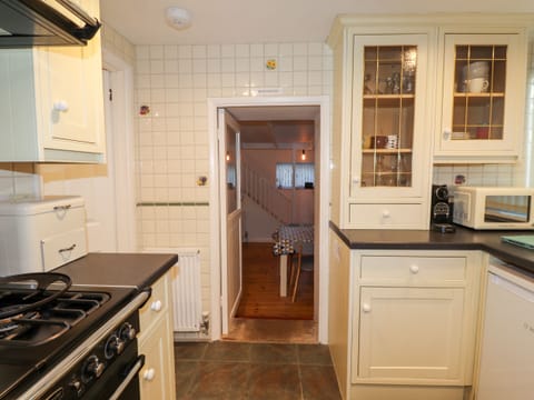 Cottage | Private kitchen | Fridge, dishwasher, cookware/dishes/utensils