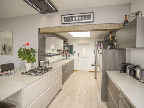 Cottage | Private kitchen | Fridge, dishwasher, electric kettle, toaster