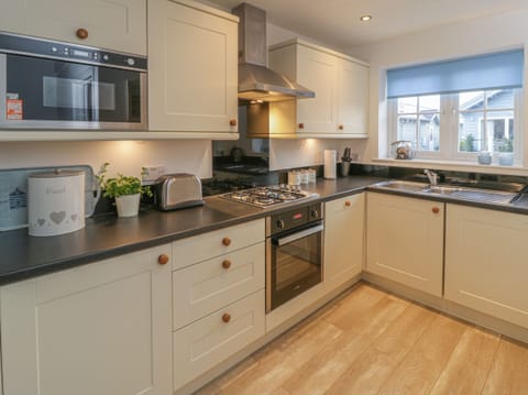 Cottage | Private kitchen | Fridge, dishwasher, electric kettle, toaster