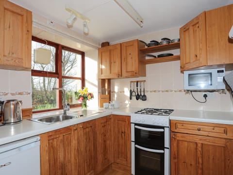 Cottage | Private kitchen | Fridge, electric kettle, toaster, cookware/dishes/utensils