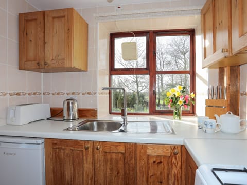 Cottage | Private kitchen | Fridge, electric kettle, toaster, cookware/dishes/utensils