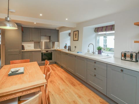 Cottage | Private kitchen | Fridge, dishwasher, electric kettle, toaster