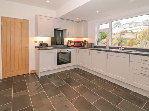 Cottage | Private kitchen | Fridge, dishwasher, electric kettle, toaster