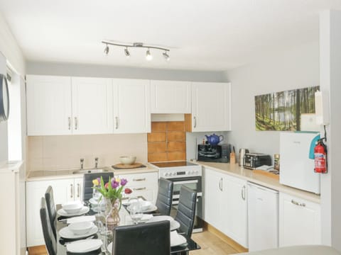 Cottage | Private kitchen | Fridge, dishwasher, electric kettle, toaster