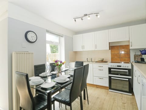 Cottage | Private kitchen | Fridge, dishwasher, electric kettle, toaster