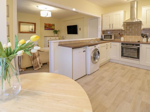 Cottage | Private kitchen | Fridge, electric kettle, toaster, cookware/dishes/utensils