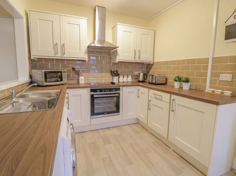 Cottage | Private kitchen | Fridge, electric kettle, toaster, cookware/dishes/utensils