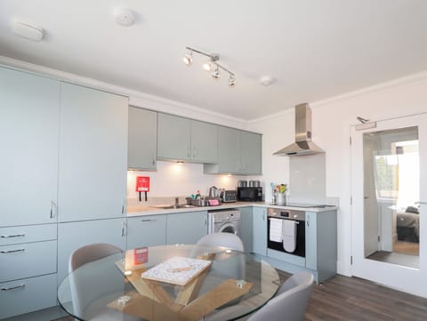 Cottage | Private kitchen | Fridge, dishwasher, electric kettle, toaster