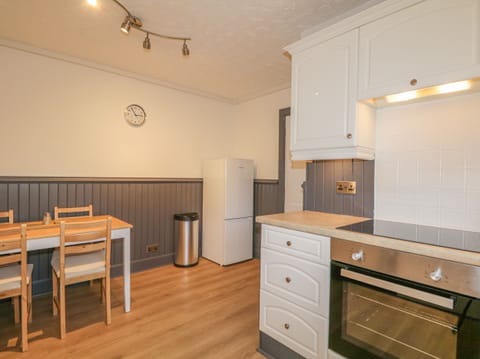 Cottage | Private kitchen | Fridge, electric kettle, toaster, cookware/dishes/utensils