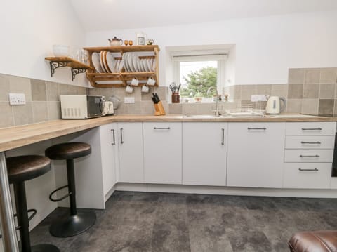Cottage | Private kitchen | Fridge, dishwasher, electric kettle, toaster