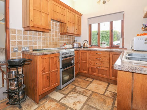 Cottage | Private kitchen | Fridge, dishwasher, electric kettle, toaster