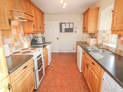 Cottage | Private kitchen | Fridge, dishwasher, electric kettle, toaster