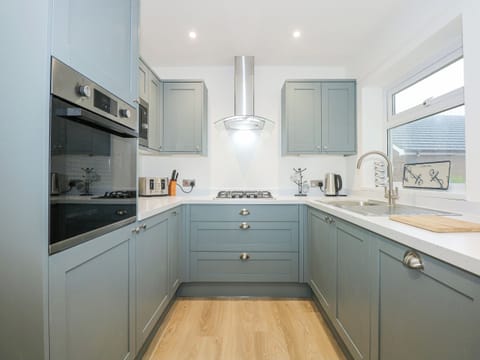 Cottage | Private kitchen | Fridge, dishwasher, electric kettle, toaster