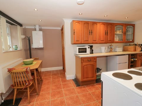 Cottage | Private kitchen | Fridge, electric kettle, toaster, cookware/dishes/utensils