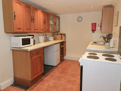 Cottage | Private kitchen | Fridge, electric kettle, toaster, cookware/dishes/utensils