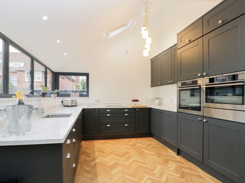 Cottage | Private kitchen | Fridge, dishwasher, electric kettle, toaster