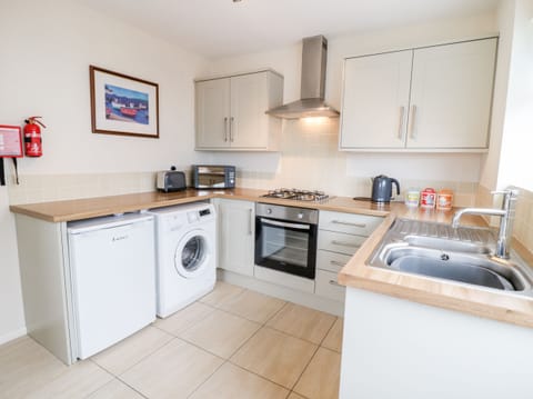 Cottage | Private kitchen | Fridge, electric kettle, cookware/dishes/utensils