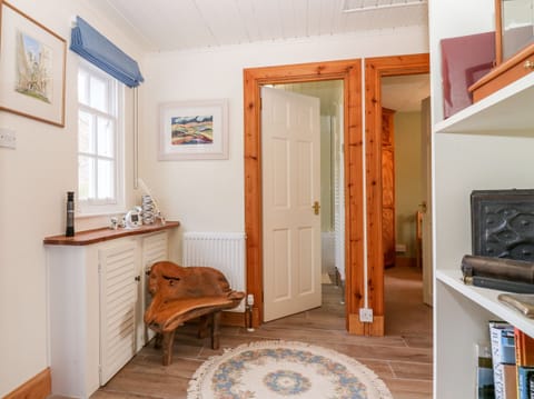 Cottage | 2 bedrooms, individually decorated, individually furnished