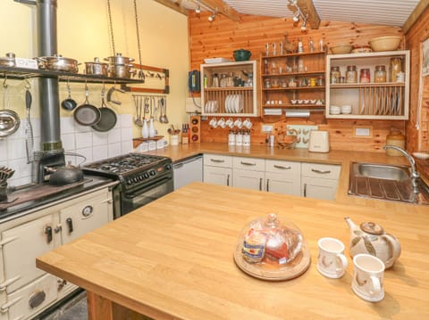 Cottage | Private kitchen | Fridge, cookware/dishes/utensils