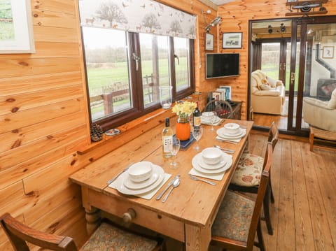 Cottage | Private kitchen | Fridge, cookware/dishes/utensils