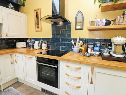 Cottage | Private kitchen | Fridge, dishwasher, electric kettle, toaster