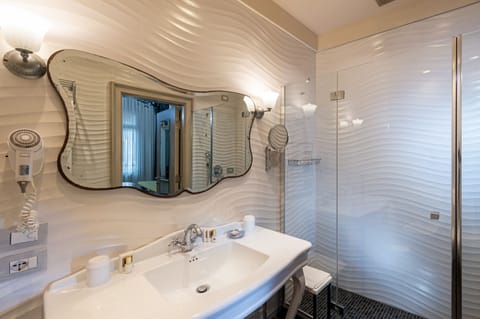 Suite, Canal View | Bathroom | Free toiletries, bathrobes, slippers, bidet