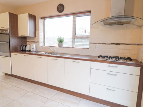 Cottage | Private kitchen | Fridge, dishwasher, electric kettle, toaster