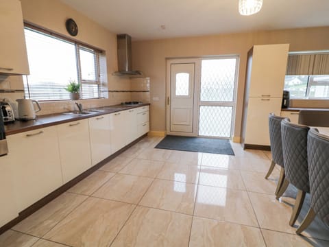 Cottage | Private kitchen | Fridge, dishwasher, electric kettle, toaster