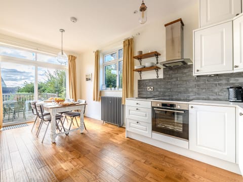 Cottage | Private kitchen | Fridge, dishwasher, cookware/dishes/utensils