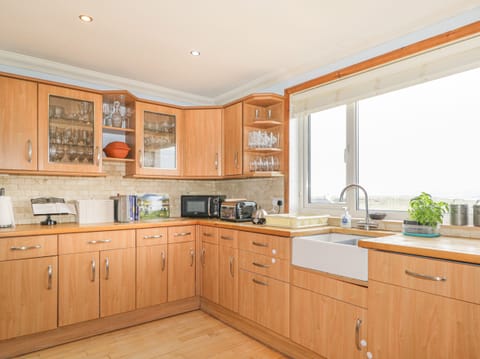 Cottage | Private kitchen | Fridge, dishwasher, cookware/dishes/utensils