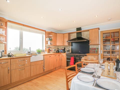 Cottage | Private kitchen | Fridge, dishwasher, cookware/dishes/utensils