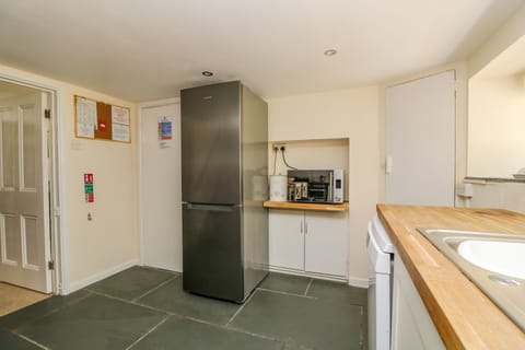 Cottage | Private kitchen | Fridge, dishwasher, electric kettle, toaster