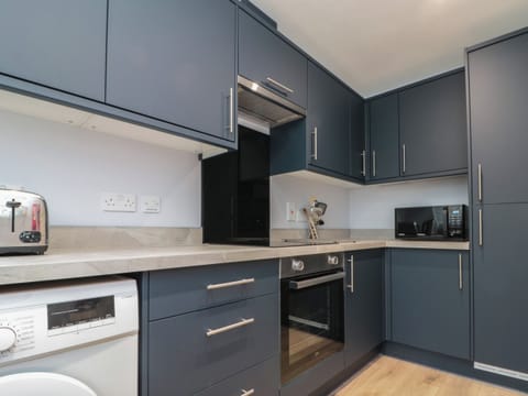 Cottage | Private kitchen | Fridge, dishwasher, cookware/dishes/utensils