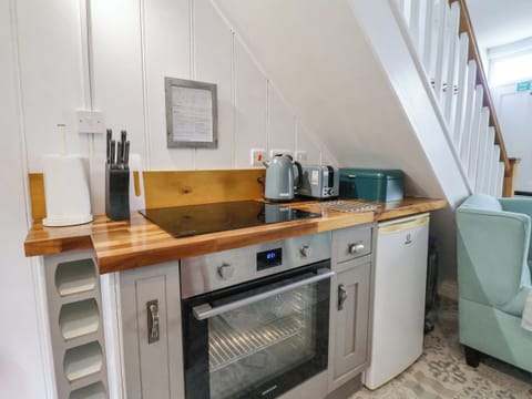 Cottage | Private kitchen | Fridge, dishwasher, electric kettle, toaster
