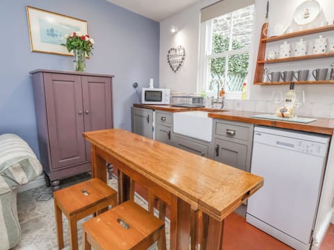 Cottage | Private kitchen | Fridge, dishwasher, electric kettle, toaster