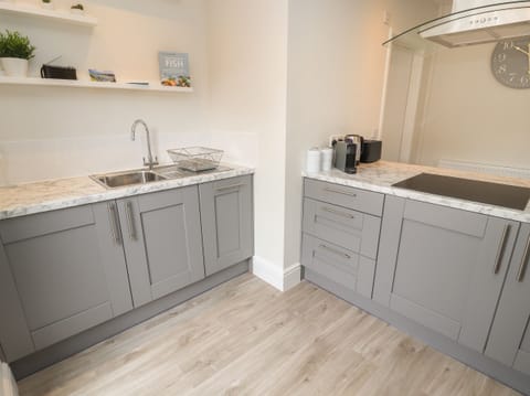 Cottage | Private kitchen | Fridge, dishwasher, electric kettle, toaster