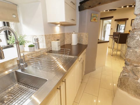 Cottage | Private kitchen | Fridge, electric kettle, toaster, cookware/dishes/utensils