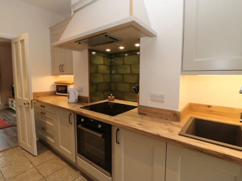 Cottage | Private kitchen | Fridge, dishwasher, electric kettle, toaster