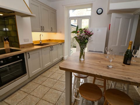 Cottage | Private kitchen | Fridge, dishwasher, electric kettle, toaster