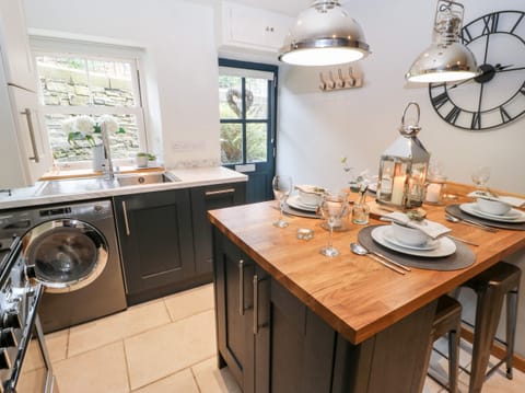 Cottage | Private kitchen | Fridge, dishwasher, electric kettle, toaster